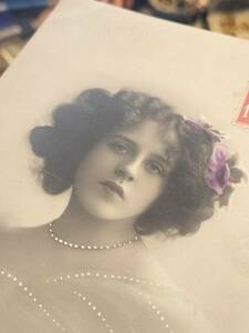 フランス　アンティーク　可愛い　少女　紫のお花　髪飾り　切手、手書きメッセージ　ポストカード　１９０９年！