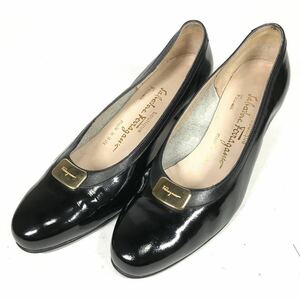 【フェラガモ】本物 Ferragamo 靴 24.5cm 黒 ロゴ金具 パンプス ビジネスシューズ エナメルレザー 女性用 レディース イタリア製 7 C