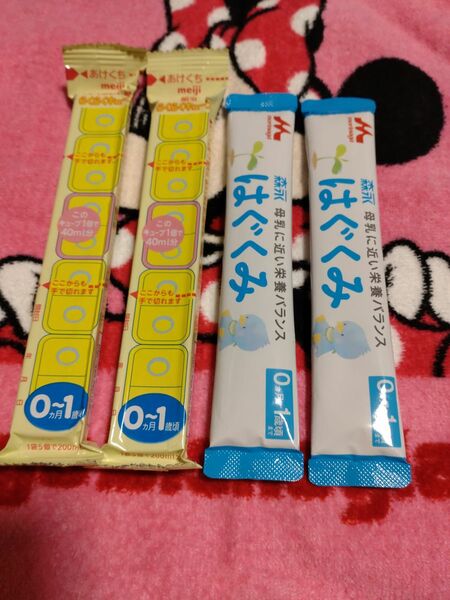 明治ほほえみらくらくキューブ2本、森永はぐくみスティック2本　合計4本