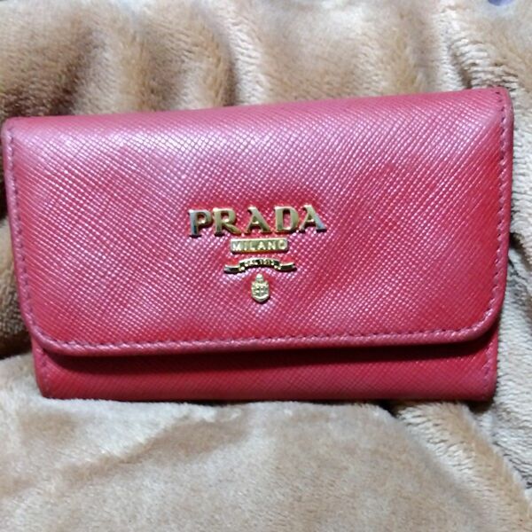 プラダ　PRADA キーケース　レッド　ゴールド金具