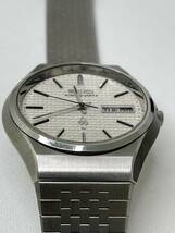 【M330】未使用品 SEIKO KING QUARTZ 5856-8001 変わり文字盤 3針 デイデイト SSケース メンズ 腕時計 稼働品_画像9