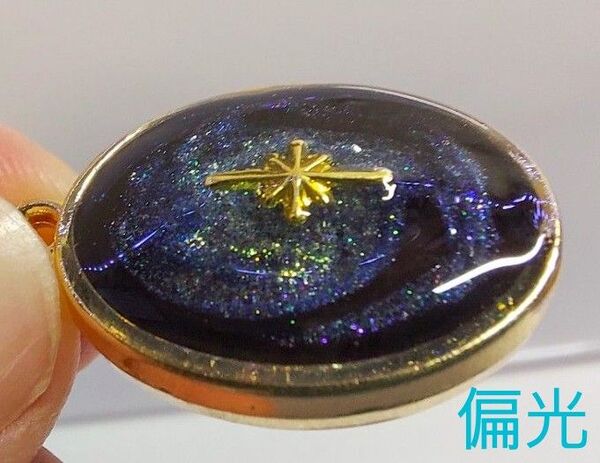 渦巻き銀河モチーフのペンダントトップ レジンアクセサリー リバーシブル
