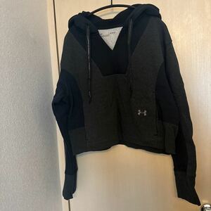 新品　アンダーアーマーUNDER ARMOUR クロップドパーカー ブラック× チャコールグレー　サイズLG 裏起毛であたたか！