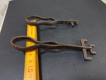 B江戸時代 鉄の古民具 鍵 ２個 オブジエに 頑丈な鍵 凝った構造の手分庫 金庫 隠し扉等の鍵_画像3