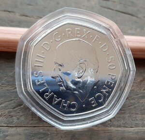 チャールズ3世 50ペンス 新デザインイギリス コイン英国2022年8g 27mmOne genuine uncirculated 50 pence coin from The Royal Mint.