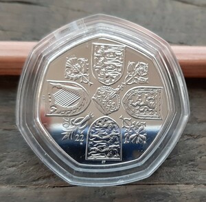 王の戴冠式コイン Charles王 チャールズ3世 50ペンス 新デザインイギリス コイン英国 genuine 50 pence coin from The Royal Mint.