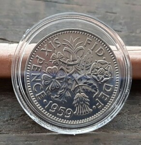 幸せのシックスペンス イギリス 1959年ラッキー6ペンス 本物古銭英国コインコインカプセル付き美品です19.5mm 2.8g