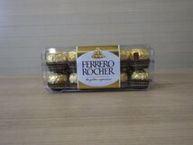 K312-533811 賞味期限2024/7/24 FERRERO フェレロロシェ チョコレート 30個 上品なチョコレートとクラッシュヘーゼルナッツ お菓子_画像2