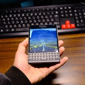 【美品】Blackberry Passport (ブラック)