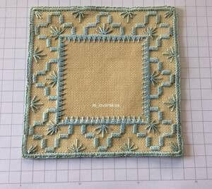 【北欧雑貨スウェーデン】ヴィンテージ◆ハンドメイド・水色の刺繍◆ミニクロス・13x12.5cm◆ベージュ