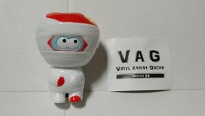 VAG (VINYL ARTIST GACHA)　SERIES 36　ヤミーマミー　レッド×ホワイト　HUMAN ROBOT　ソフビ　フィギュア　ガチャガチャ