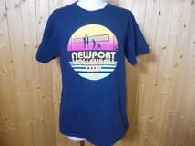 T136◆GILDAN NEWPORT VOLLEYBALL CLUB2019 Tシャツ◆サイズL ギルダン製 US古着 背中企業プリント ネイビー色 ネコポス便 6B_画像1