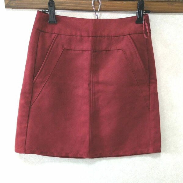 スウェード風無地台形 濃赤 スカート総丈42㎝ Sサイズ(58~64㎝) GU 