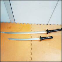 ●模造刀 日本刀 レプリカ 2本 オブジェ 置物 コスプレ 飾り台付 約104㎝ 約70㎝ 中古品●C2350_画像5