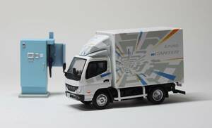 1/64 三菱ふそう　ディーラーモデル　eCANTER トラック　充電スタンド付き / 1:64 MITSUBISHI FUSO e-CANTER Truck with EV Stand