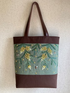 ハンドメイド、手刺繍、「蜜蜂と満開のミモザのバック」　持ち手本革，A4サイズ収納可能