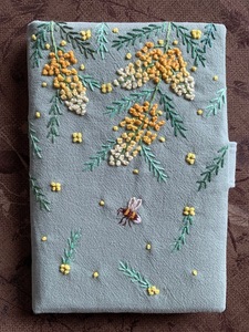 ハンドメイド、手刺繍、「蜜蜂と満開のミモザの、カード18枚、母子手帳、お薬手帳、通帳、収納ケース」４