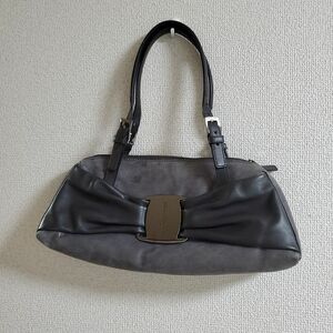 Salvatore Ferragamo ヴァラBIGリボンモチーフバッグサルヴァトーレフェラガモグレーシルバーレザー　パーティ