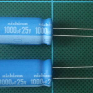 １0５℃品に比べて４倍の寿命、超高信頼 １２５℃ ２５V １０００μF ニチコン アルミ電解 コンデンサー ２本組の画像1