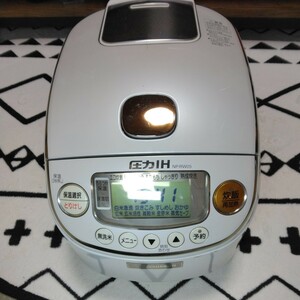 ★中古品★ 象印 極め炊き 圧力IH炊飯ジャー 　3合炊き ZOJIRUSHI NP-RW05-WB　　本体のみ（訳あり）