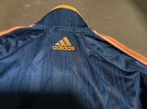 美品adidas濃紺ストライプ、ロゴオレンジ（刺繍）肩ラインロゴ入り、ストレッチ上下セット　サイズＭ〜L_画像6