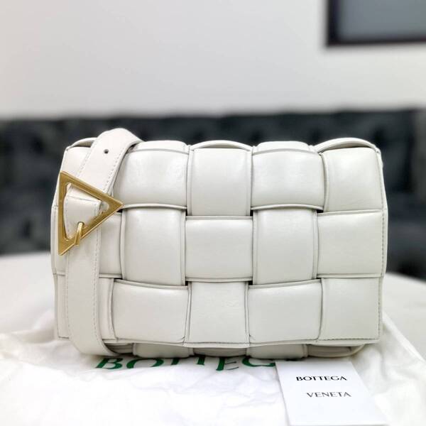 美品☆ ボッテガヴェネタ パデッドカセット マキシイントレチャート ショルダー