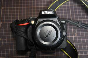 NIKON D5600 ショット数1000回。元箱・予備電池、単焦点レンズ付き