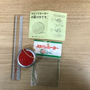 スケバン刑事 ヨーヨー。斉藤由貴 南野陽子 浅香唯。封を開けただけ 遊んでない。両面フタを開くと桜の大門がでる。成型時のキズ有