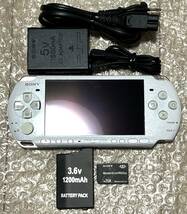 〈良品・動作確認済み・最終型〉PSP-3000 本体 パールホワイト＋メモリースティック 2GB バッテリー 充電器 PlayStation Portable 薄型_画像1