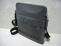 ★新品本物【バーバリー・BURBERRY】スタイリッシュなロゴ入りクロスボディ斜め掛けショルダーバッグ/サコッシュ！ナイロン+牛革/グレー+黒_画像3