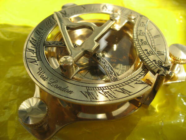 海のレトロ、レプリカ真鍮製、新品の日時計。輸入品、 West Londonの表示