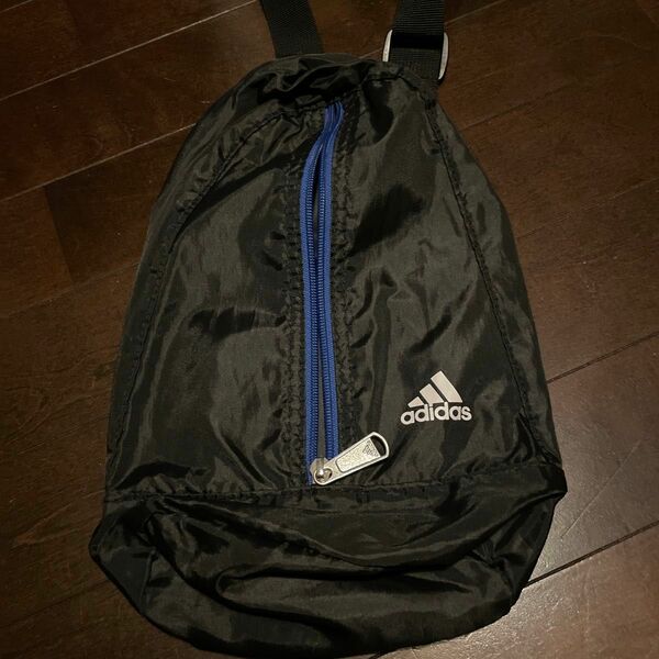 adidasのワンショルダーバッグ