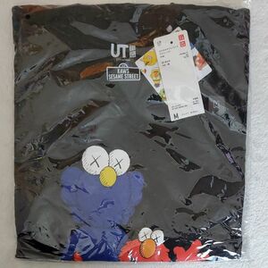 【新品】UNIQLO KAWS ユニクロ カウズ コラボTシャツ グラフィックTシャツ セサミストリート タグ付き Mサイズエルモ