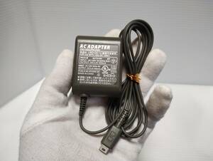 純正品　NINTENDO DS lite 用　充電器 ACアダプター　USG-002　任天堂　ニンテンドー 簡易クリーニング・動作確認済み