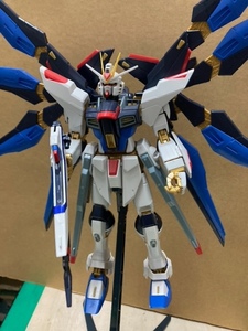 （ジャンク品）完成品 1/100 MG ストライクフリーダムガンダム 機動戦士ガンダムSEED　ガンプラ　匿名配送、送料出品者負担