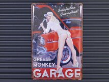 送料\185【GREASE MONKEY GARAGE】※《エンボスメタルサイン》　アメリカン雑貨　エンボス看板　ブリキ看板　セクシー美女　65_画像1