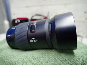 M10368 レンズ MINOLTA AF ZOOM 100-300mm 1:4.5(32)-5.6 φ55 KENKO MC UV SL-39 レンズフード付 現状 動作チェックなし サイズ60 0602