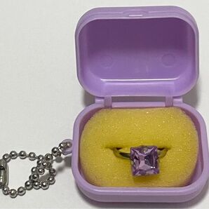 指輪 リング ガチャガチャ 紫 パープル 宝石 キラキラ おもちゃ 玩具 ケース付き レトロ