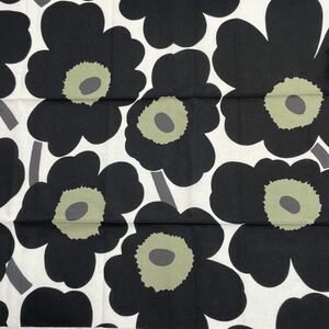 marimekko 生地 花柄 ハギレ 未使用　70㌢×50㌢　正規品　大きい花柄