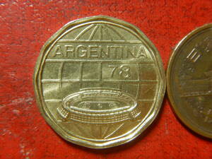 外国・アルゼンチン／１００ペソ・アルミニウム青銅貨：サッカーワールドカップ（1978年）：発行枚数200万枚　240220