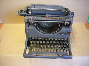 Underwood antique typewriter machine made in USA body crack equipped that time thing 