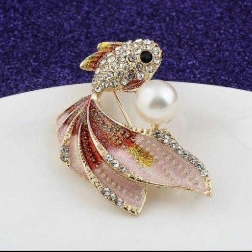 ブローチ　ペンダントトップ　金魚　ワンポイントパール　人工真珠　ラインストーン