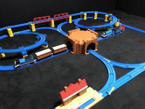 プラレール　大量　同梱不可　レイアウト　Wループ　四方向トンネル　駅　小さな踏切　トーマス　ゴードン　人気の情景とレールセット