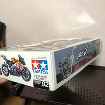 500 未組立 タミヤ 1/12 レプソル ホンダ 02' RC211V バレンシア ミノルタ LCR テレフォニカ プラモデル バイク 模型_画像2