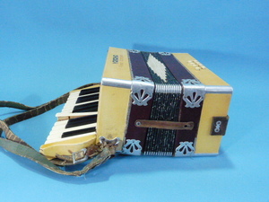 時代物、稀少、木製、Yamahaの手風琴「アコーディオン」、ケース付き