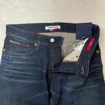 【新品 タグ付き】TOMMY JEANS トミージーンズ デニムパンツ ジーンズパンツ スリム 革パッチ W30 _画像4