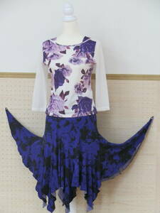 Leirena　白×紫花柄トップス　Sekine青紫×黒柄スカート　