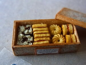 ミニチュアドールハウス ミニチュア焼き菓子 カスタムブライス の小物にも クッキー詰め合わせ ベイク 　アンティーク木箱３