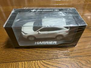 トヨタ　新型　ハリアー　HARRIER　非売品　サンプル　ホワイトパール　ミニカー　ケース破損
