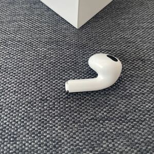 エアーポッズ AirPods 第3世代国内正規品　　右耳　片耳Ｒ